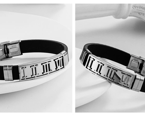 Detailansicht der Edelstahlschließe und römischen Ziffern auf dem Silikonarmband