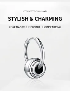 Détail de la boucle d'oreille créole en acier argenté poli avec perle ronde texturée