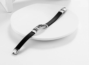 Makroaufnahme von Edelstahl-Armband mit römischen Ziffern und schwarzem Silikonarmband
