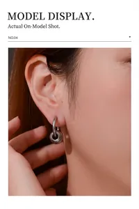 Gros plan détaillé d'une boucle d'oreille en acier inoxydable avec gravure vintage