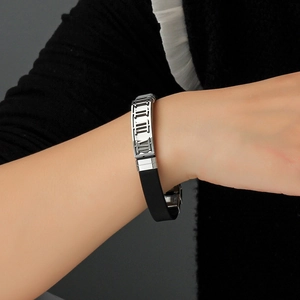 Herrenarmband aus hohlem Edelstahl und schwarzem Gummi mit römischen Ziffern