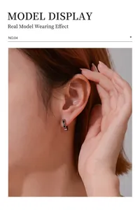 Nahaufnahme von anthrazitfarbenen Stern-Ohrringen an Model im Vintage-Punk-Stil