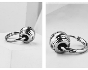 Vue détaillée des boucles d'oreilles créoles en acier argenté avec perles dentelées