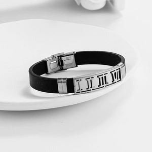 Herren Armband aus Edelstahl mit römischen Zahlen und schwarzem Silikon auf weißem Teller