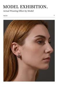 Detailansicht des Vintage-Ohrrings aus Edelstahl mit Rosenmuster am Ohr des Models