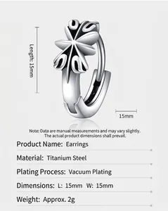 Detailansicht der 15 mm Edelstahl-Ohrringe mit schwarzem Emaille-Blumendesign