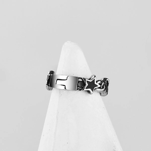 Retro-Edelstahlring mit schwarzem Sterninlay und industriellem Kettenstruktur-Design