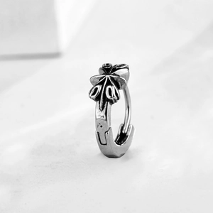 Vintage-Creole aus Edelstahl mit Rosenmuster und oxidiertem Silber-Finish für Damen
