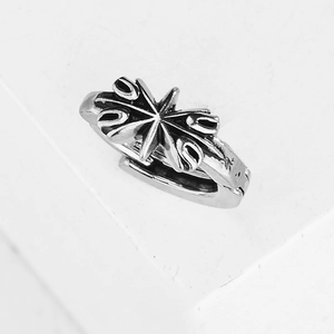 Silberner Edelstahl-Ohrring im Gothic-Stil mit Vintage-Kreuzstern-Muster im Detail