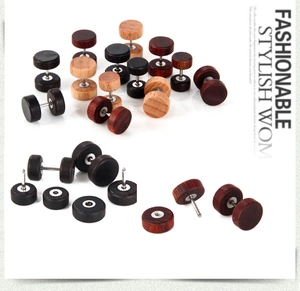 Vue détaillée des clous d'oreilles haltères en bois naturel, noyer et noir mat