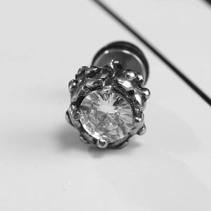 Orecchino a perno vintage in acciaio inossidabile con zircone e dettagli con rivetti