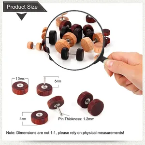 Boucles d'oreilles haltères unisexes en bois naturel et marron foncé sur fond blanc