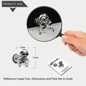 Vue détaillée du clou d'oreille punk tête de mort indiquant 10mm de large et 13mm de haut