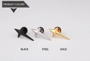 Dettaglio degli orecchini a stella a croce in finiture nero, acciaio e oro lucido
