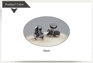 Détail macro de boucles d'oreilles punk crâne couleur acier avec fermoirs sécurisés