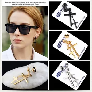 Vue détaillée des boucles d'oreilles à double croix en acier noir, doré et argenté