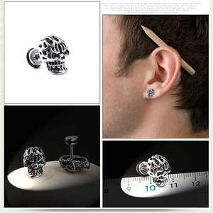Gothic Totenkopf-Ohrstecker aus Titanstahl mit Retro-Silber-Finish und flachem Verschluss