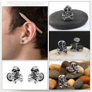 Détails des boucles d'oreilles punk tête de mort sur mannequin et galets décoratifs
