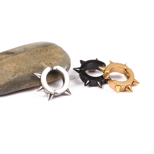 Trois boucles d'oreilles clips punk en acier titane avec pointes en argent, noir et doré