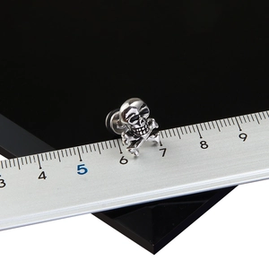 Boucle d'oreille tête de mort argentée punk rock avec règle pour référence de taille