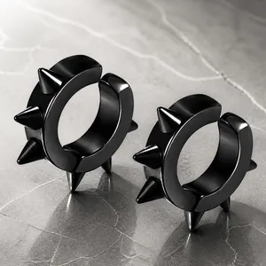 Paire de boucles d'oreilles clips punk en acier titane noir avec pointes et fini poli