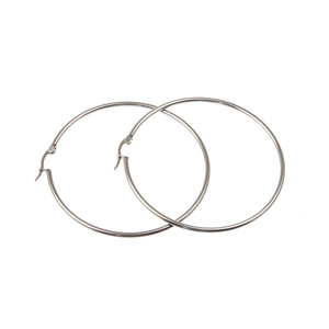 Boucles d'oreilles créoles minimalistes en acier inoxydable argenté sur fond blanc pur