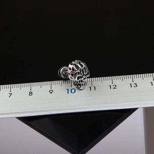 Titanstahl Totenkopf Ohrstecker in Altsilber mit 10mm Maßangabe in der Detailansicht