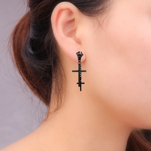 Boucles d'oreilles punk noires avec main de squelette et croix en acier inoxydable