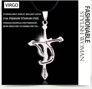 Détail macro du pendentif Vierge en acier 316L avec incrustations de cristal et cordon