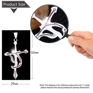 Détail du pendentif croix Vierge avec strass blancs et dimensions du produit