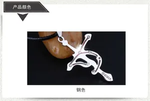 Vue macro du pendentif zodiaque Vierge en acier avec strass blancs et cordon noir