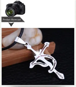 Détail du pendentif croix signe Vierge en acier inoxydable 316L avec cristaux brillants