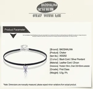 Dettaglio del choker nero con ciondolo a forma di orsetto in cristallo e misure