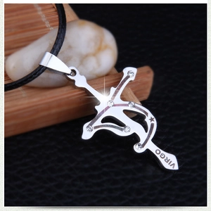 Détail macro du pendentif zodiaque Vierge avec strass sur cordon en cuir noir
