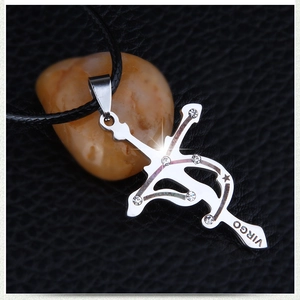 Vue macro du pendentif zodiaque Vierge en argent avec zircons étincelants sur fond sombre