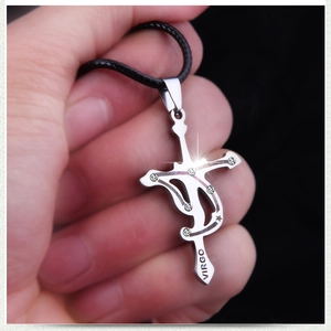 Vue détaillée du pendentif croix Vierge en acier 316L avec incrustation de cristal clair