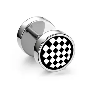 Boucle d'oreille haltère en acier avec motif damier noir et blanc sur fond blanc pur