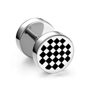 Boucle d'oreille haltère en titane pour homme avec motif damier noir et blanc sur fond blanc