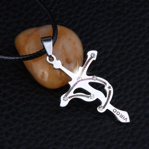 Pendentif croix Vierge en acier inoxydable 316L avec cristaux sur cuir noir