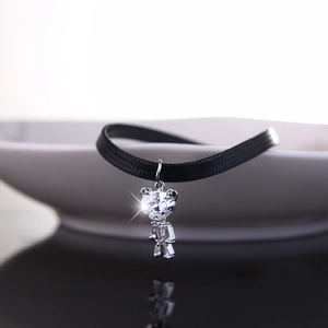Collana con cordino nero e ciondolo a orsetto di cristallo su bordo in ceramica