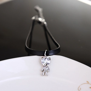 Collana con ciondolo a forma di orso in cristallo su cordino nero con catenella