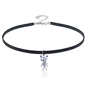 Collana girocollo in corda nera con ciondolo a forma di orsetto di cristallo e chiusura