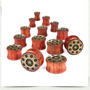 Détail d'écarteurs en bois vintage avec motifs d'étoiles en bronze et grain naturel
