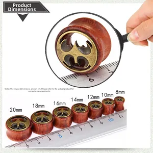 Detaillierter Größenvergleich für Vintage Holz-Ohrplugs mit Metalleinlage und Gravur