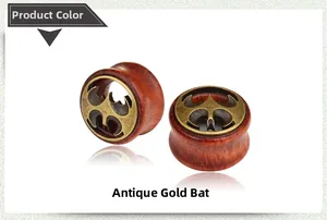 Makro-Detail von Ohr-Plugs aus Holz mit antiken Gold-Fledermaus-Inlays und Naturmaserung