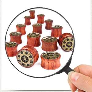 Détail d'écarteur en bois avec incrustation d'étoile en bronze vintage et grain naturel
