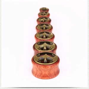 Detailansicht von Vintage-Holzohr-Gauges mit Bronzemuster in vielen Größen