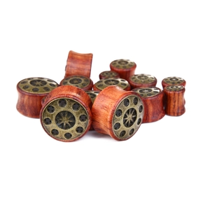 Écarteurs en bois vintage avec incrustation en métal bronze sur fond blanc