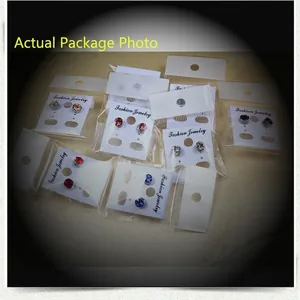 Vue détaillée d'un ensemble de boucles d'oreilles en acier titane coloré en sachet