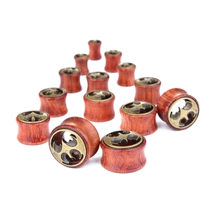 Vintage Fledermaus Ohrplugs aus Rosenholz und Bronze-Legierung in perspektivischer Matrix